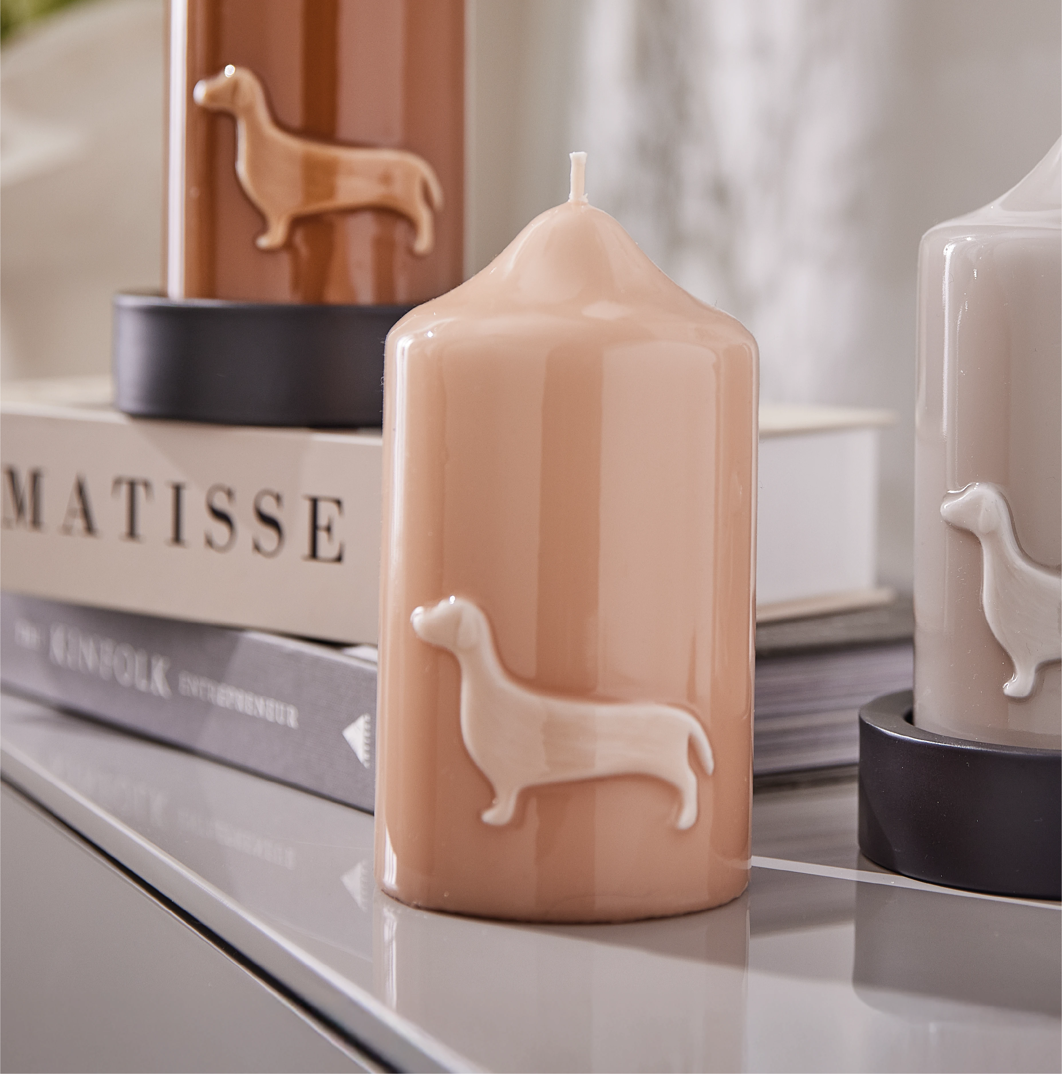 Stumpenkerze mit Dackel Glanz-Lack