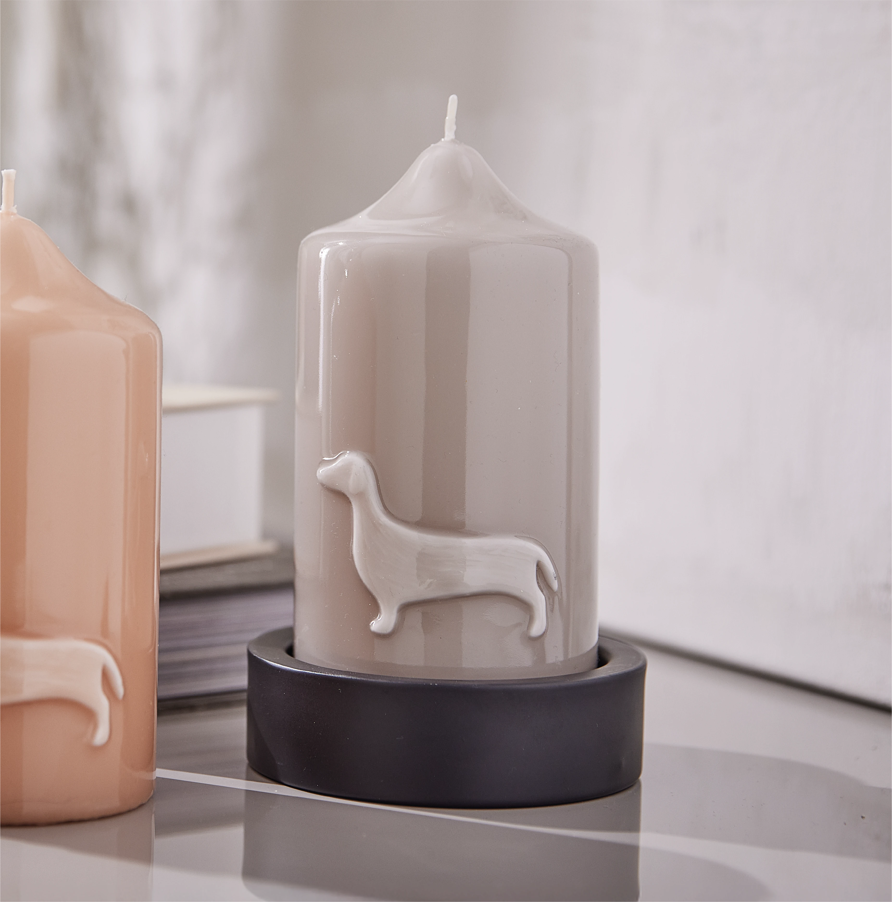 Stumpenkerze mit Dackel Glanz-Lack