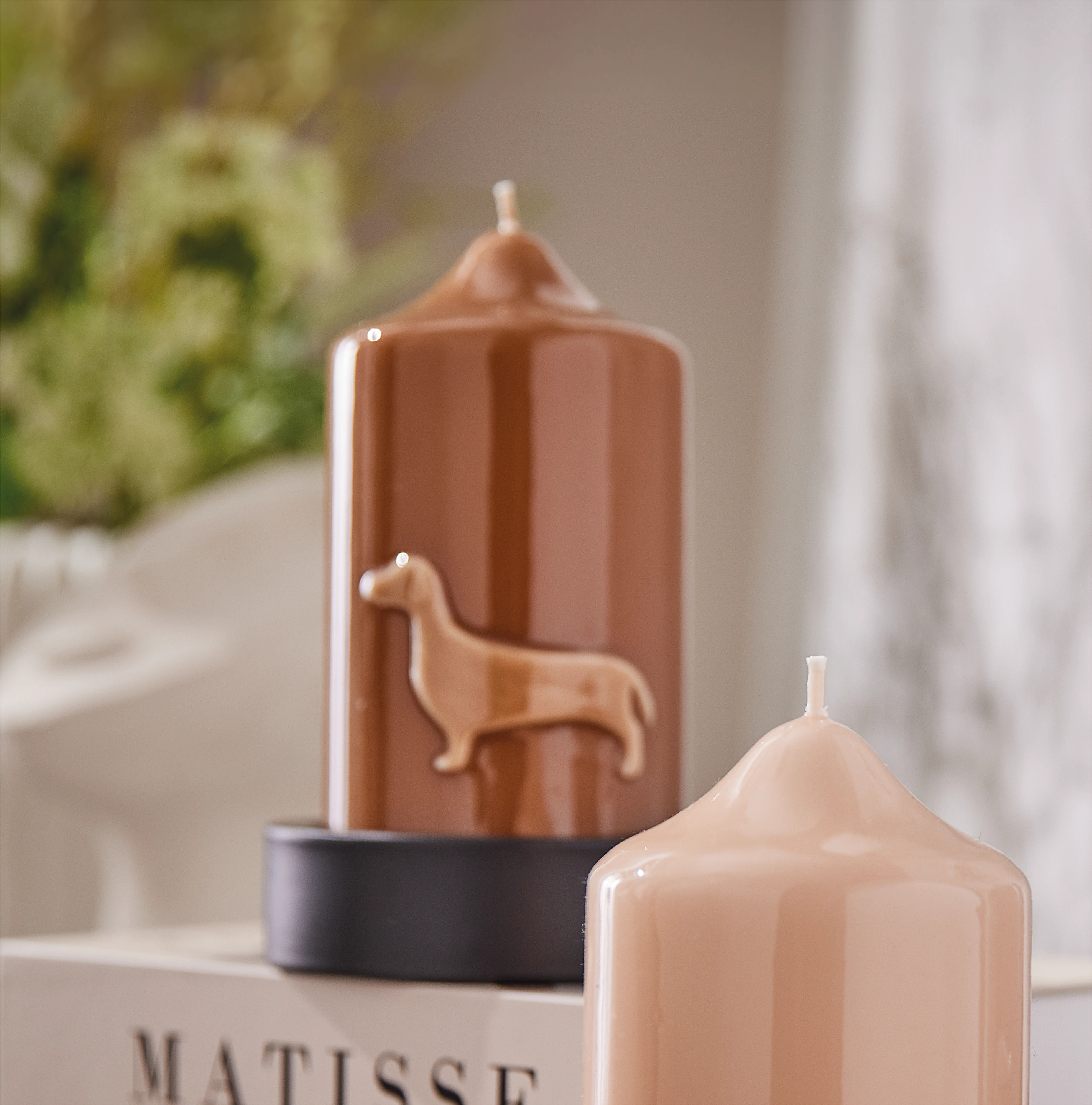 Stumpenkerze mit Dackel Glanz-Lack