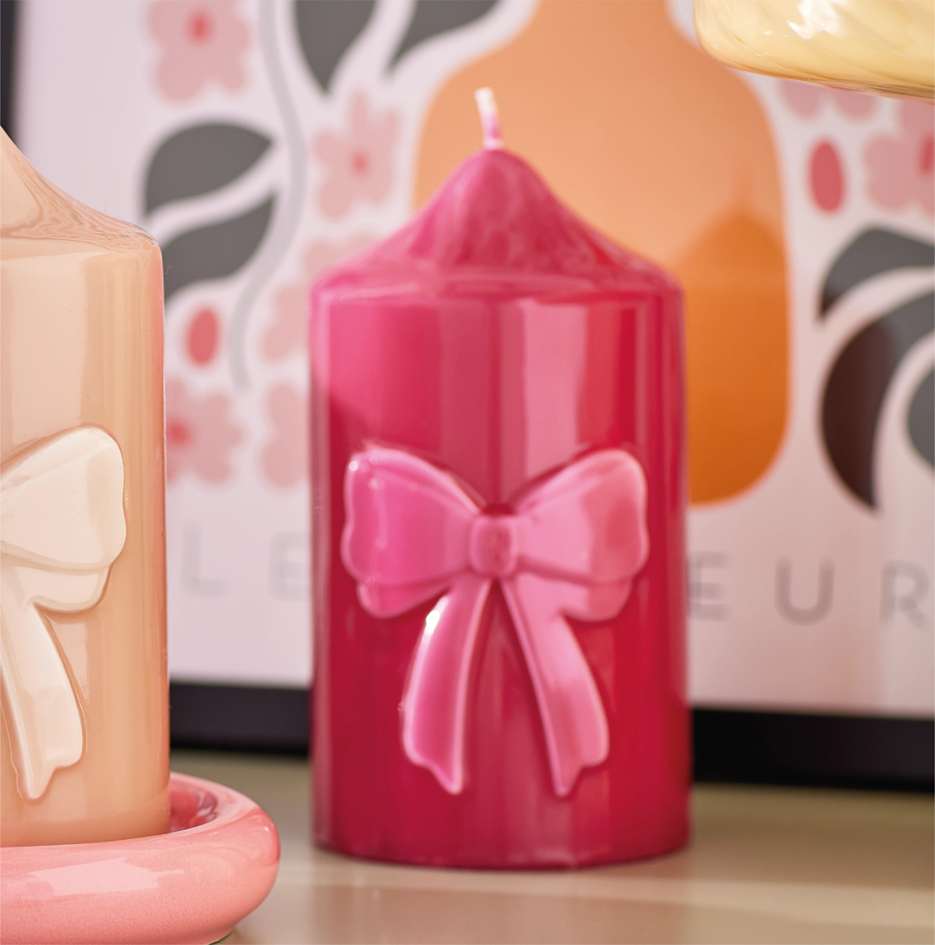 Stumpenkerze mit Schleife Glanz-Lack