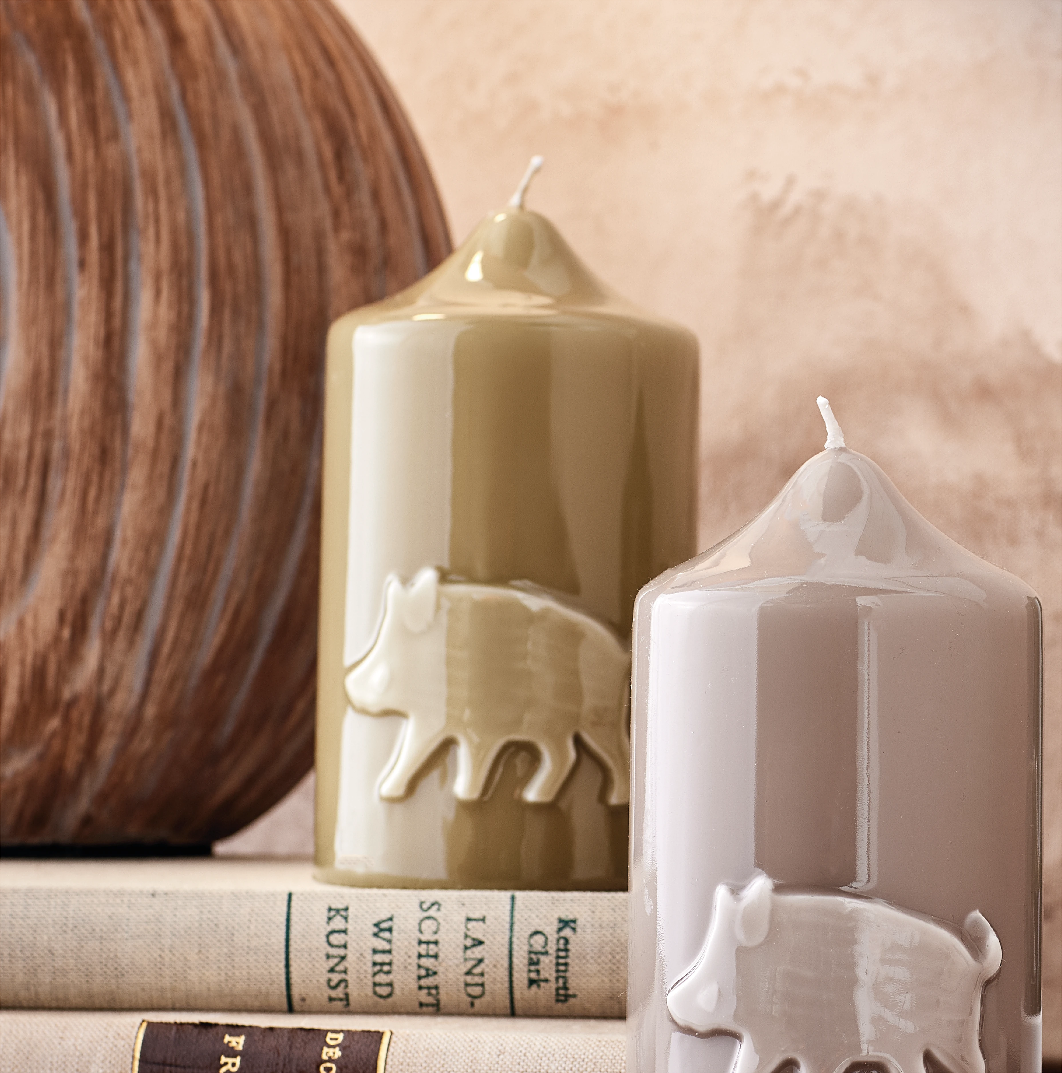 Stumpenkerze mit Wildschwein Glanz-Lack